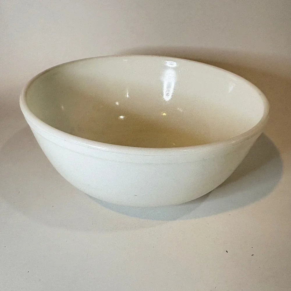 Vintage Pyrex 403 White Milk Glass Mixing Bowl 2.5 Quart Round Nesting Bowl
